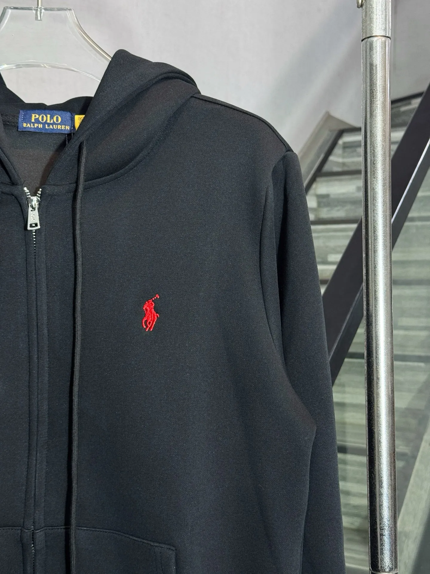 P260 model number: HE397 Ralph Lauren-Ralph Lauren hooded zipper jacket with small logo on the chest The fabric is made of 420g high-weight air customer service fabric. The upper body is comfortable and soft, and has high warmth retention. The chest is sewn with small embroidery of horseback riding and war marks. The embroidery is three-dimensional and full, highlighting the simple atmosphere of the clothes. The threads on the hem of the arms are made of the same material. The elastic thread of the same color as the cylinder, the zipper adopts the customized Polo original small letter hardware zipper, the clothes are designed with a hood, made by a famous factory, with hemming and wrapping strips, the original original label, complete with three labels, os loose version, a popular item of the season, feel free to buy it.  Color: Black/Navy Blue Size: S M L XL